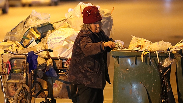 敬禮，勵(lì)志可愛的“拾荒奶奶”
