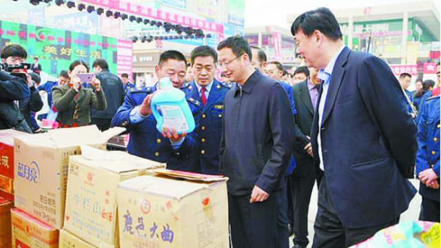 項城市消協(xié)、市工商局舉行國際消費者權益日宣傳活動