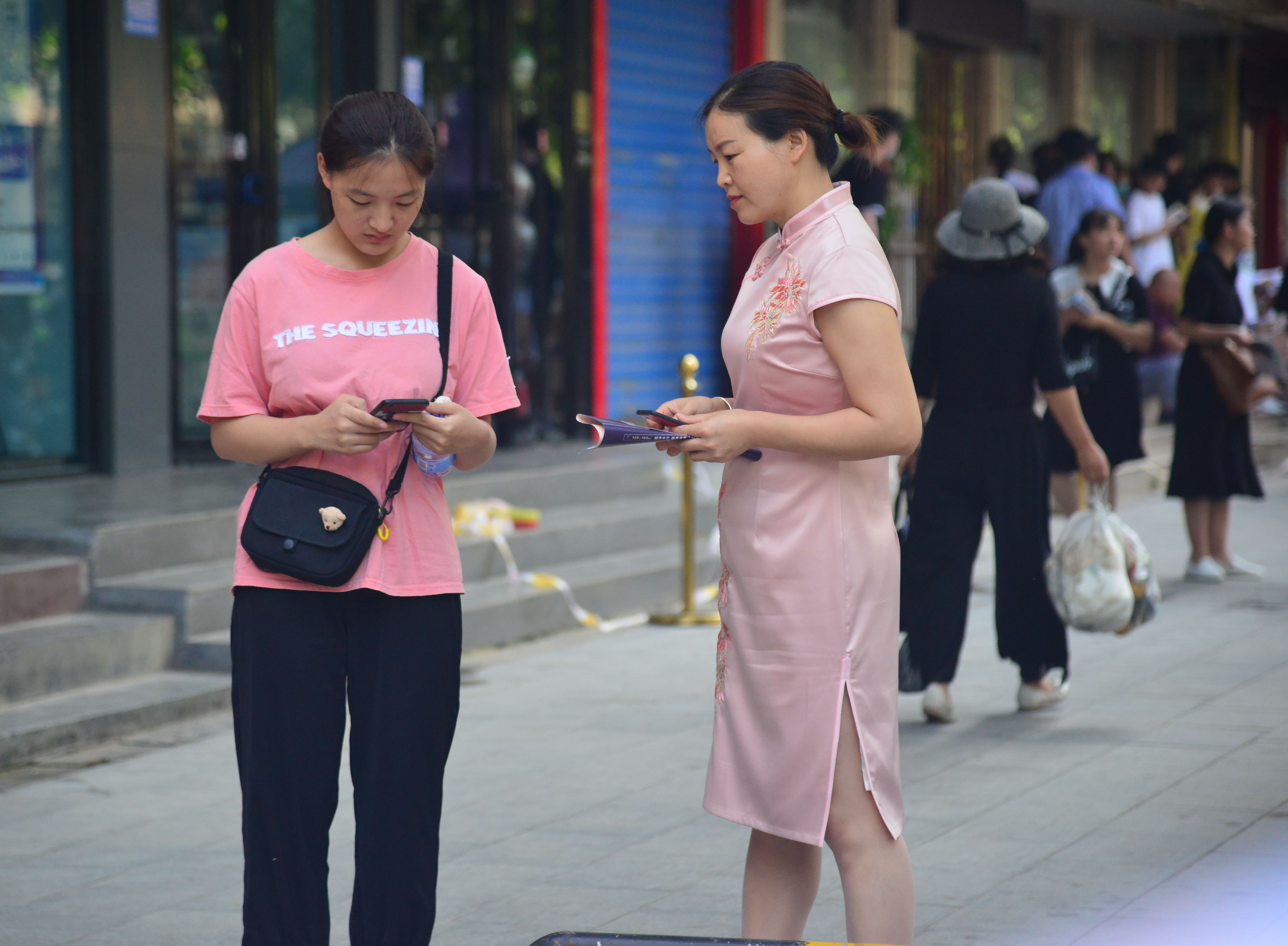 旗開得勝！高考考場外的旗袍媽媽們