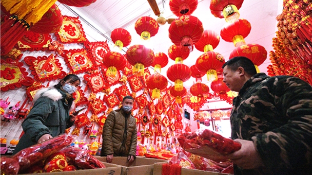 新年到！紅燈籠對(duì)聯(lián)市場(chǎng)俏